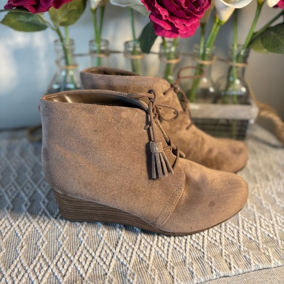 Dr. Scholl’s Dakota Wedge Lace up Ankle Booties. Size 6. Tan, 2” heel. - Picture 2 of 10